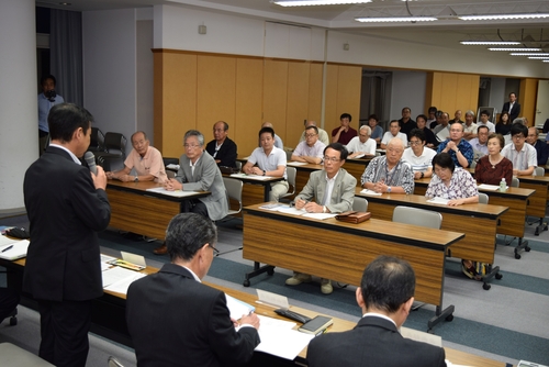 湯川・松原地区を対象にした「タウンミーティング」であいさつする小野市長（手前左）＝市役所