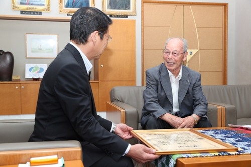 小野市長に受賞を報告する加藤さん（右）＝市役所