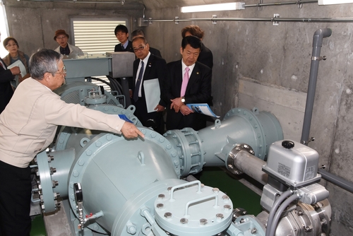 小水力発電所を見学する小野市長（右）ら＝鎌田の大川浄水場