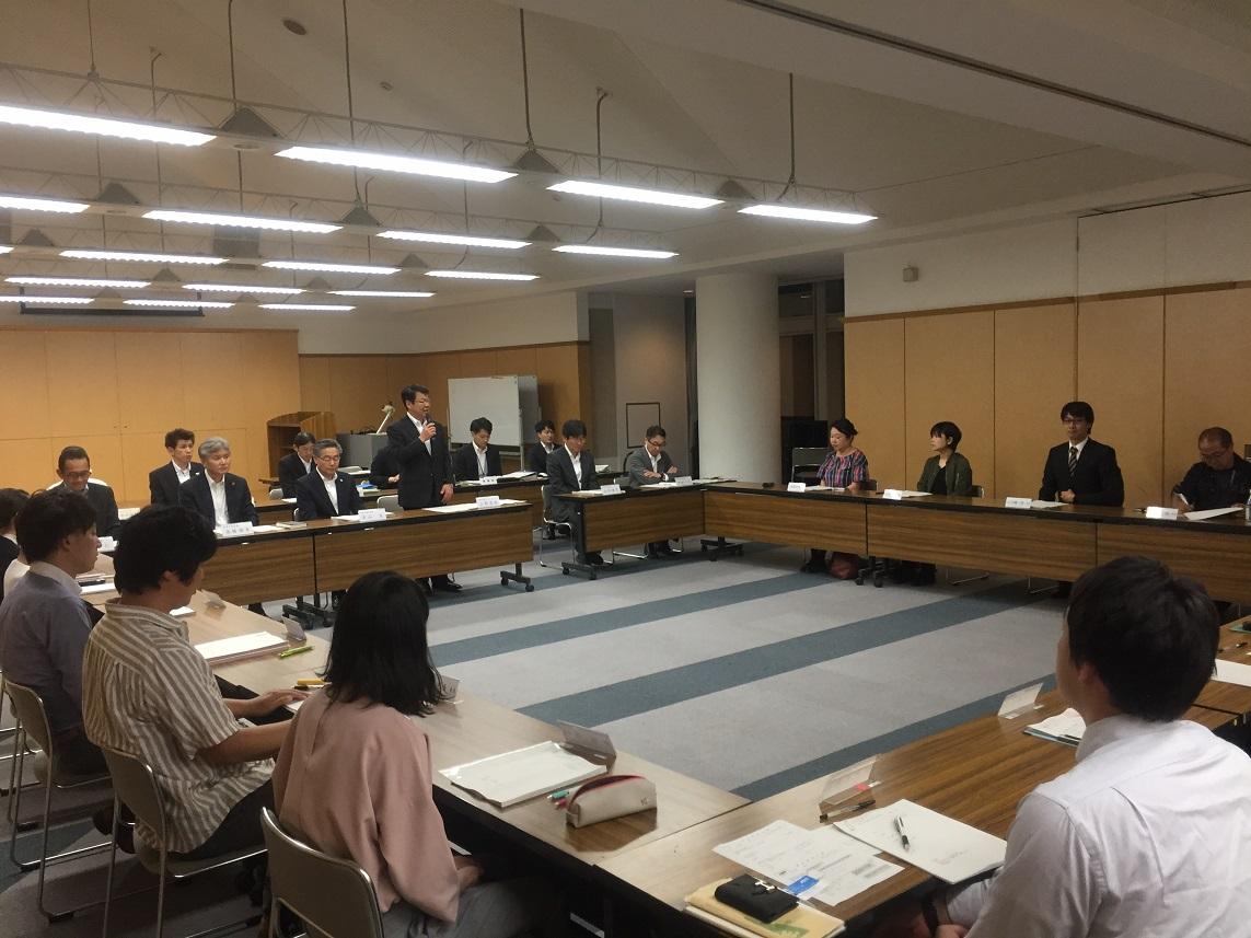 市役所8階大会議室で開催された第1回未来ビジョン会議の写真