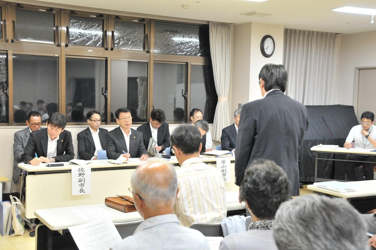 地域タウンミーティングで地域の皆さんの意見を聞く伊東市長の写真