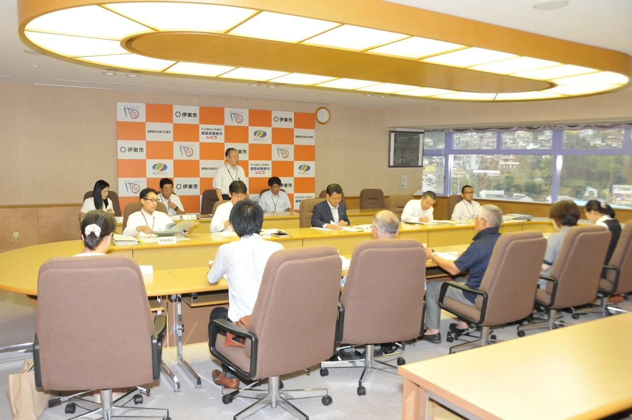 2018年8月29日 円卓を囲み市政モニター会議をする市職員とモニターの方々の写真