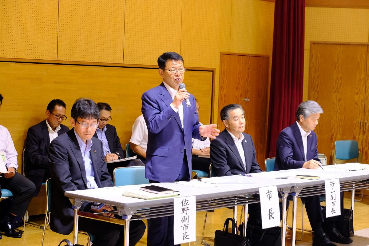 2018年9月20日 席を立ち話をする市長と両隣に座る副市長の写真