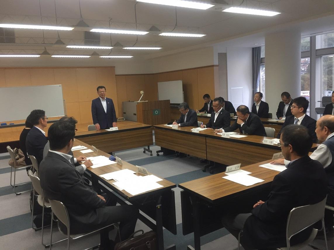 伊東市の図書館・文化ホールの検討会に公募で構成された11人の委員と伊東市長の写真