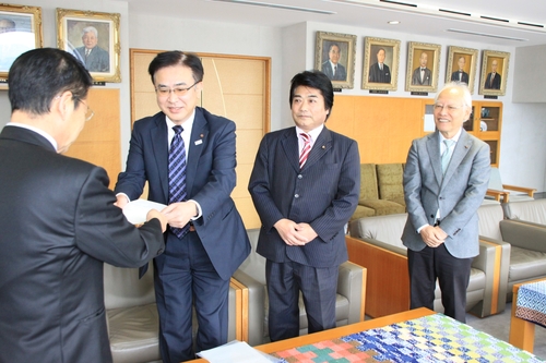 要望書と申し入れ書を提出する四宮代表（左から２人目）ら＝市役所