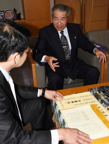 小野市長に受賞を報告する石井さん＝市役所