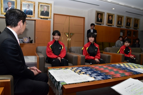 小野市長（左）に全国大会出場を報告する（左から）石井さん、緒方さん、鶴岡君＝市役所
