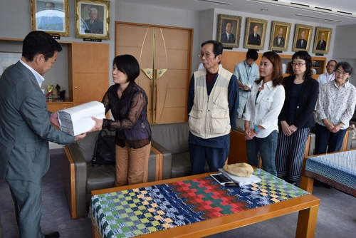 小野市長にメガソーラー建設中止を求める署名を手渡す関川代表（左から２人目）ら＝市役所