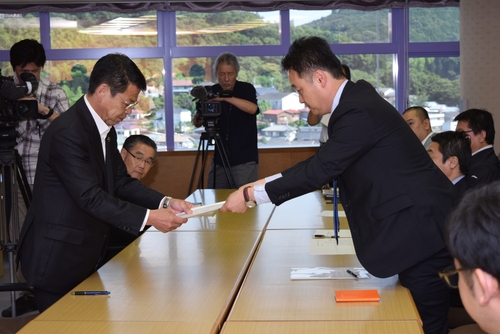 朴代表（右）から回答書を受け取る小野市長＝市役所