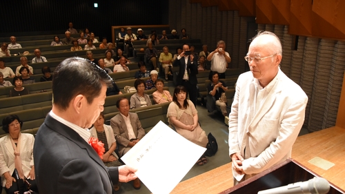 小野市長から市長賞を受ける早川さん（右）＝ひぐらし会館