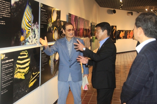 伊藤さん（左）の説明を聞きながら作品を鑑賞する小野市長（中）＝池田２０世紀美術館