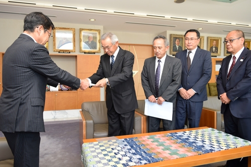 小野市長に要望書を手渡す伊代野区長（左から２人目）＝市役所