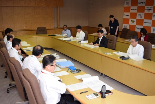 小野市長（中列右から２人目）に新年度の主要事業などを説明する企画部の部課長（手前）＝市役所