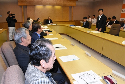 市との懇談会に臨んだ分譲地自治会役員ら＝市役所