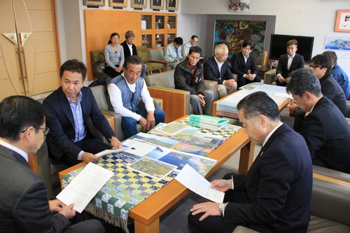 小野市長（左）に要望を伝える泉代表（左から２人目）ら＝市役所