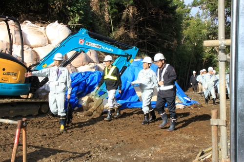 メガソーラー建設計画事業地を視察する小野市長（左から３人目）ら＝八幡野