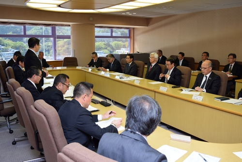 官民戦略会議の第１回会議であいさつする小野市長（左）＝市役所