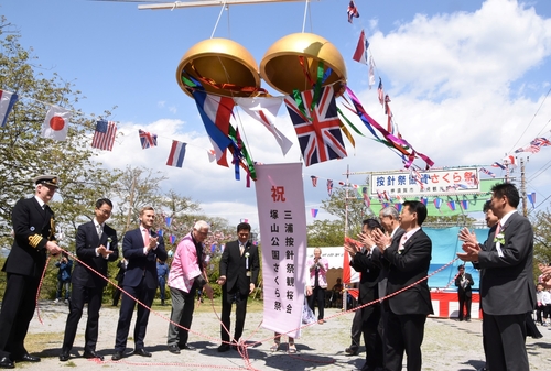 観桜会でくす玉を割り、按針の功績をたたえる小野市長（右から３人目）ら＝横須賀市の県立塚山公園