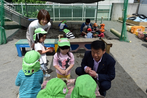 しゃがみ込んで園児たちに声を掛ける小野市長＝湯川の伊豆栄光湯川保育園