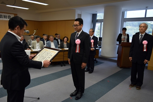 小野市長（左）から賞状を受け取る市長感謝状受賞団体の代表＝市役所
