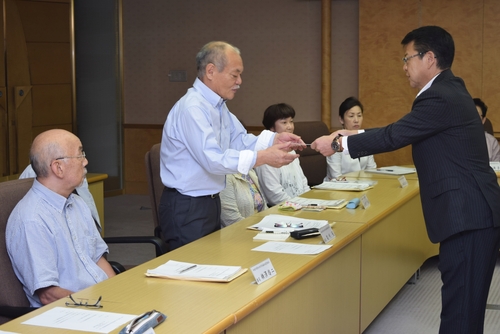 小野市長から委嘱状の交付を受ける懇話会委員＝市役所