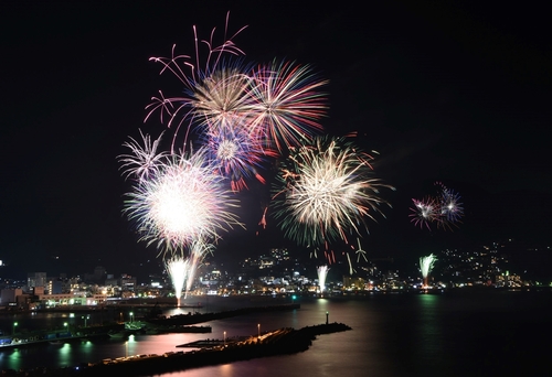 夏の夜空を彩る大輪＝新井（ラグジュアリー和ホテル「風の薫」屋上から１０日午後８時２０分ごろ撮影）