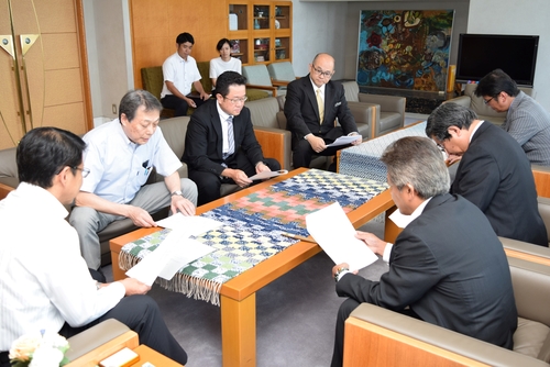 小野市長に「浴衣の日」の取り組み内容を説明する湯沢会長（左から２人目）ら＝市役所