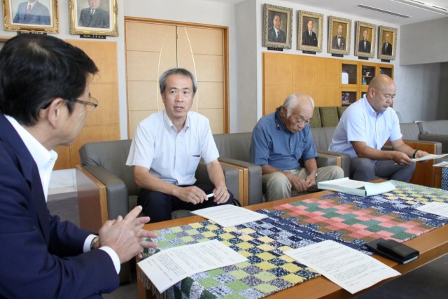 小野市長（左）に練習環境整備を要望する杉山会長（左から２人目）ら＝伊東市役所