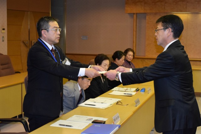 小野市長から委嘱状を受け取る委員（左）＝伊東市役所