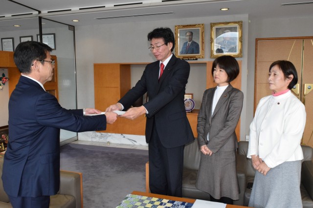 小野市長に要望書を手渡す長沢支部長（左から２人目）＝伊東市役所