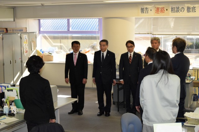 小野市長（左から２人目）の話を聞く観光課職員＝伊東市役所