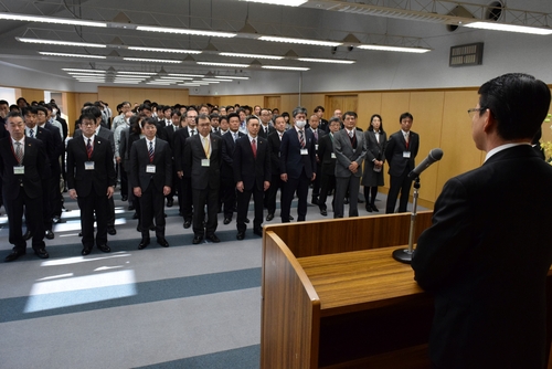 仕事始め式で小野市長（右）の訓示を聞く市職員＝市役所