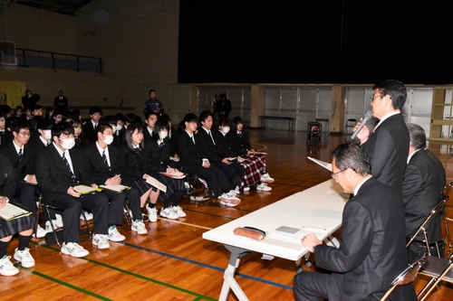 高校生の提案に回答する小野市長＝伊東商業高