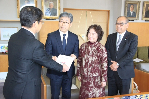 計画案をまとめた冊子を小野市長（左）に手渡す磯川会長ら＝市役所