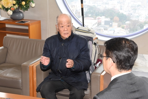 通算４回目の按針ゆかりの地全国行脚について小野市長に話す田口さん＝市役所 class=