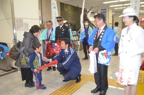 チラシなどのセットを配り静岡ＤＣ開幕と熱海、伊東をアピールする両市長ら＝ＪＲ熱海駅