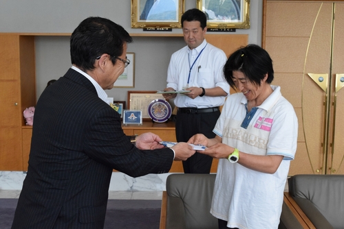 小野市長から１位の特典賞品を受け取る金井さん（右）＝市役所