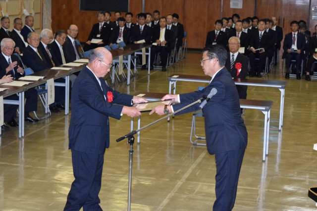 小野市長から表彰状を受け取る伊藤さん（左）＝伊東市観光会館別館