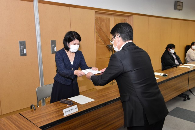 小野市長から委嘱状を受け取る委員（左）＝伊東市役所