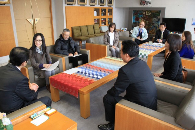 小野市長（左）に活動を報告する矢崎さん（左から２人目）ら＝伊東市役所