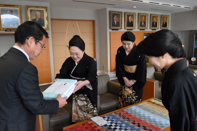 小野市長に年賀の品を手渡す三島理事長（左から２人目）＝伊東市役所