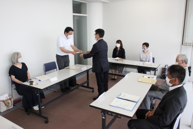 委嘱状を受け取る懇話会委員＝伊東市役所