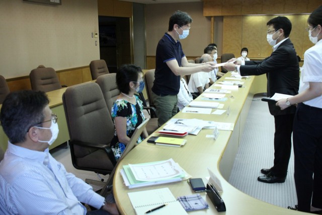 小野達也市長（右から２人目）から委嘱状を受け取る市政モニター＝伊東市役所