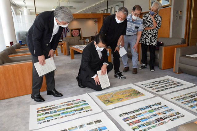 鳥瞰図などを見る小野市長（左から２人目）ら＝伊東市役所