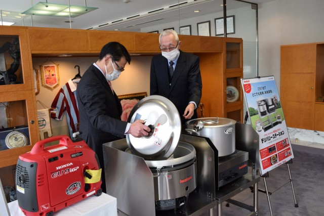 寄贈した防災器材を小野市長に説明する森会長（右）＝伊東市役所
