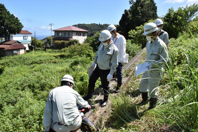 市職員から盛り土造成行為の調査方法について説明を受ける小野市長（左から２人目）＝伊東市富戸