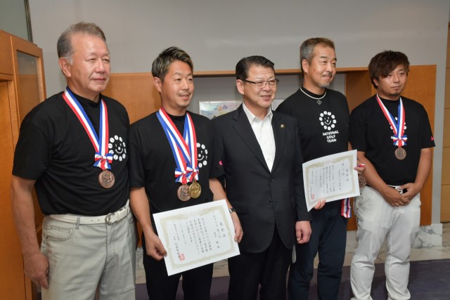 記念写真を撮る宮下さん（左から２人目）ら連盟のメンバーと小野市長＝伊東市役所