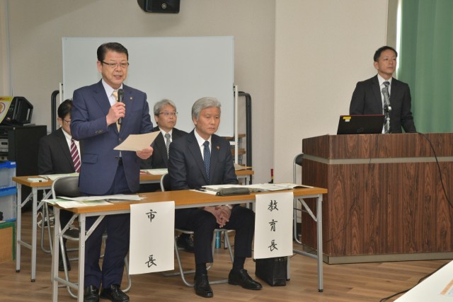 説明会に先立ちあいさつする小野市長（左）＝伊東市の八幡野コミュニティセンター